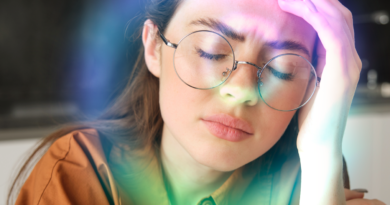Uma mulher com enxaqueca com aura